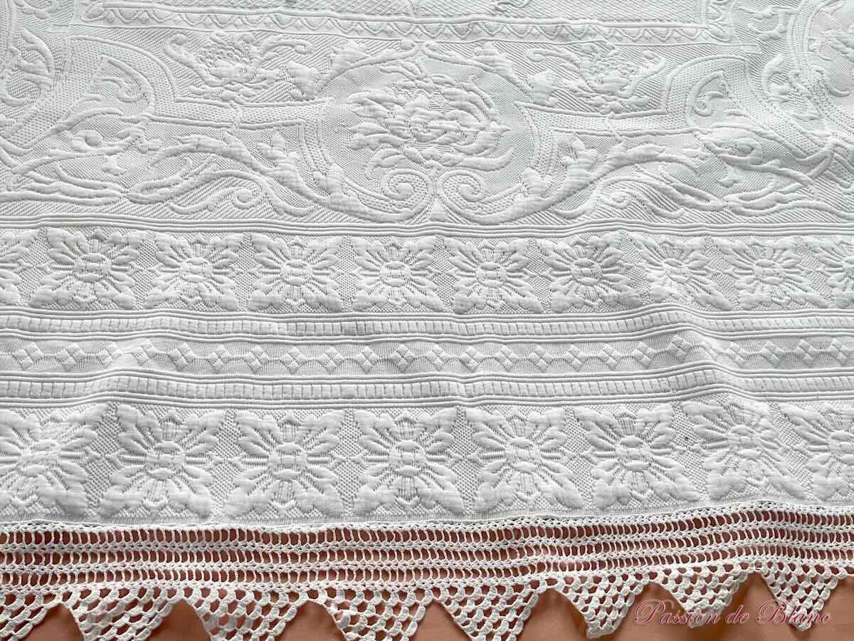 Grande couverture en piqué  Marseillais, beau relief,  monogrammes MR et HE – Image 4