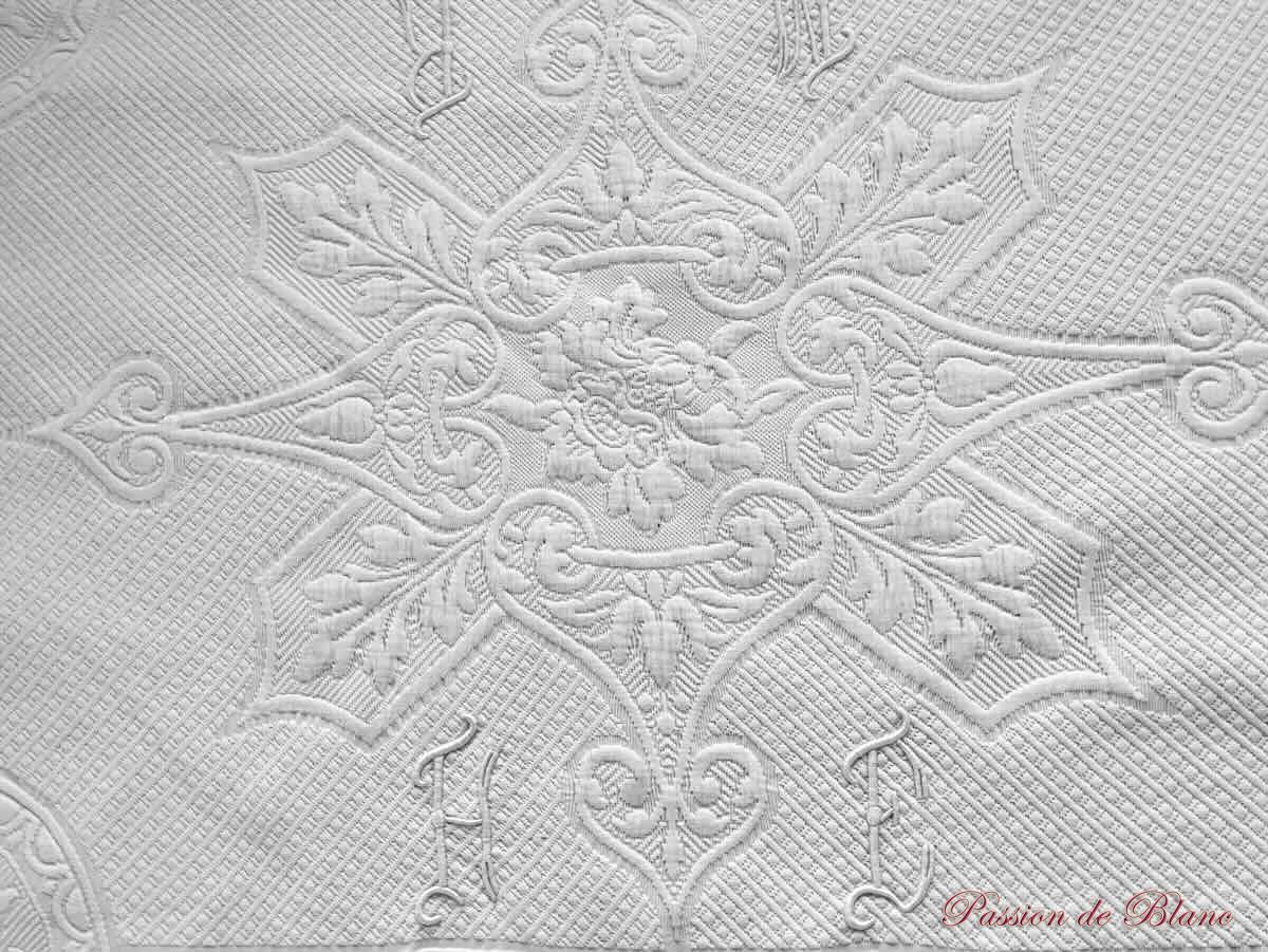 Grande couverture en piqué  Marseillais, beau relief,  monogrammes MR et HE – Image 2