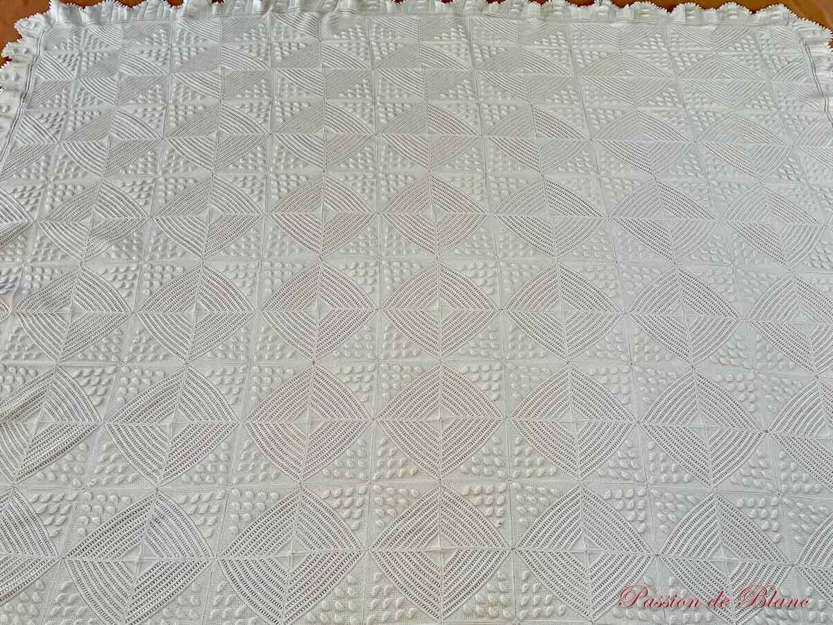 Couuverture ou dessus de lit aux aiguilles en fin coton blanc avec beaux motifs – Image 4