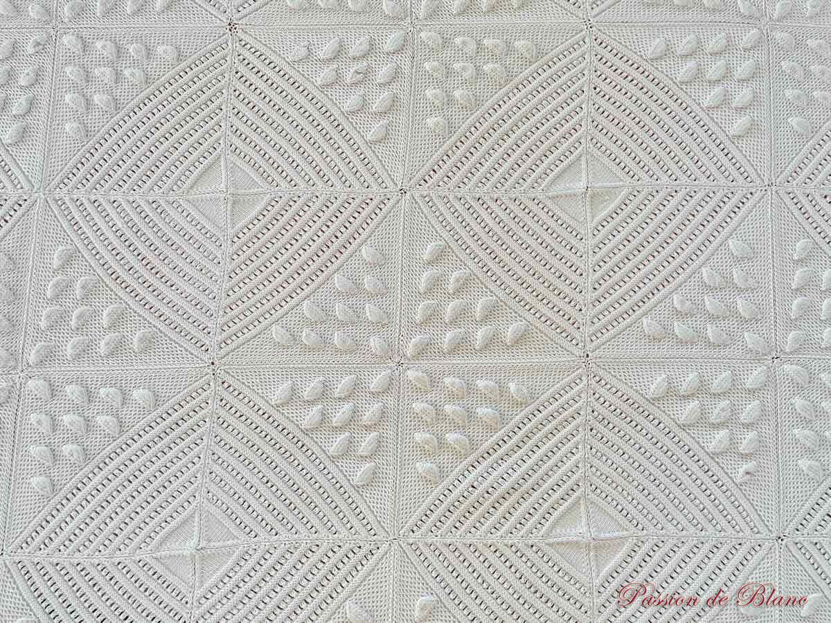 Couuverture ou dessus de lit aux aiguilles en fin coton blanc avec beaux motifs – Image 5