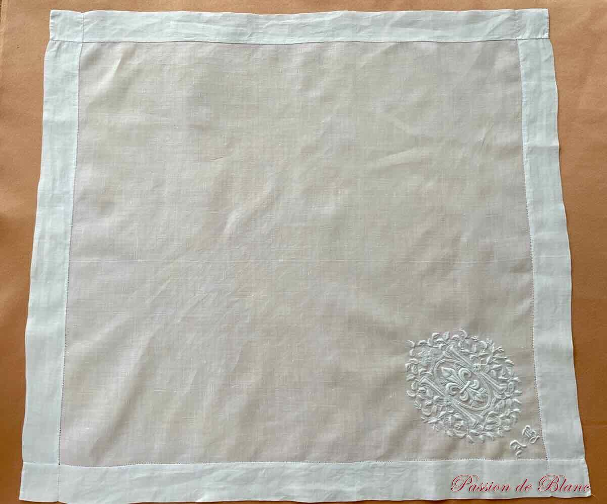 Merveilleux mouchoir, linon broderie main, angle avec une fleur de lys – Image 3