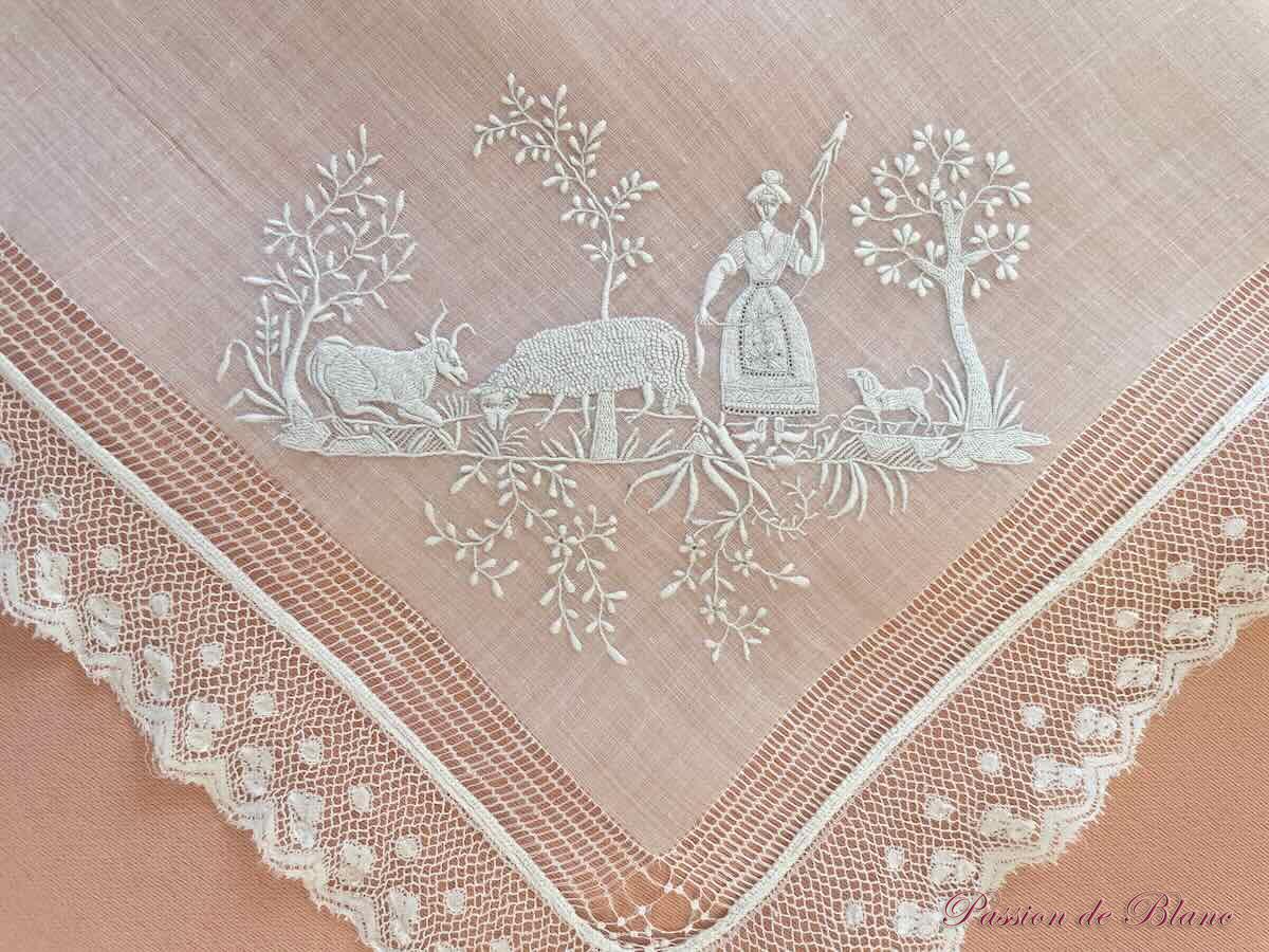 Exceptionnel ouvrage de dame : mouchoir ou autre, broderie main sur toile de linon – Image 4