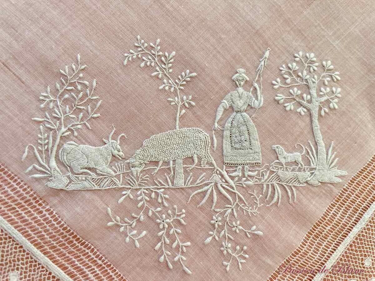 Exceptionnel ouvrage de dame : mouchoir ou autre, broderie main sur toile de linon – Image 2