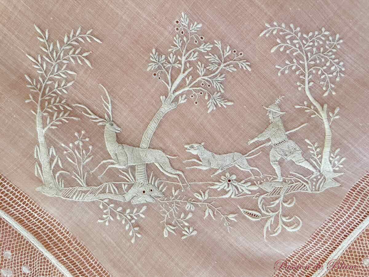 Exceptionnel ouvrage de dame : mouchoir ou autre, broderie main sur toile de linon – Image 11