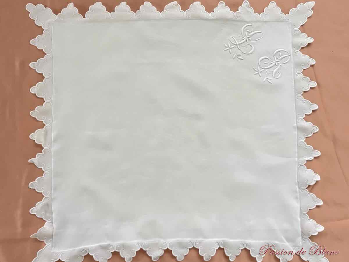 Belle taie festonnée sur lin fin et monogramme LR avec branchages – Image 3