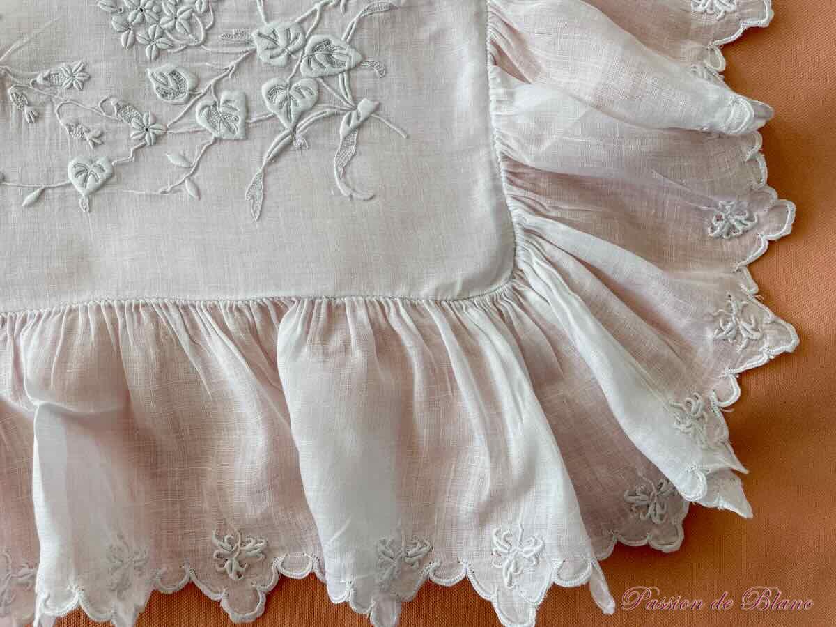 Merveilleuses taies d'apparat en linon richement brodées, festonnées – Image 3