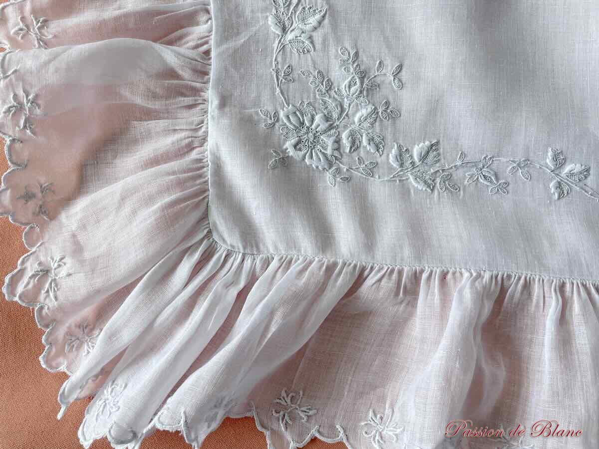 Merveilleuses taies d'apparat en linon richement brodées, festonnées – Image 5