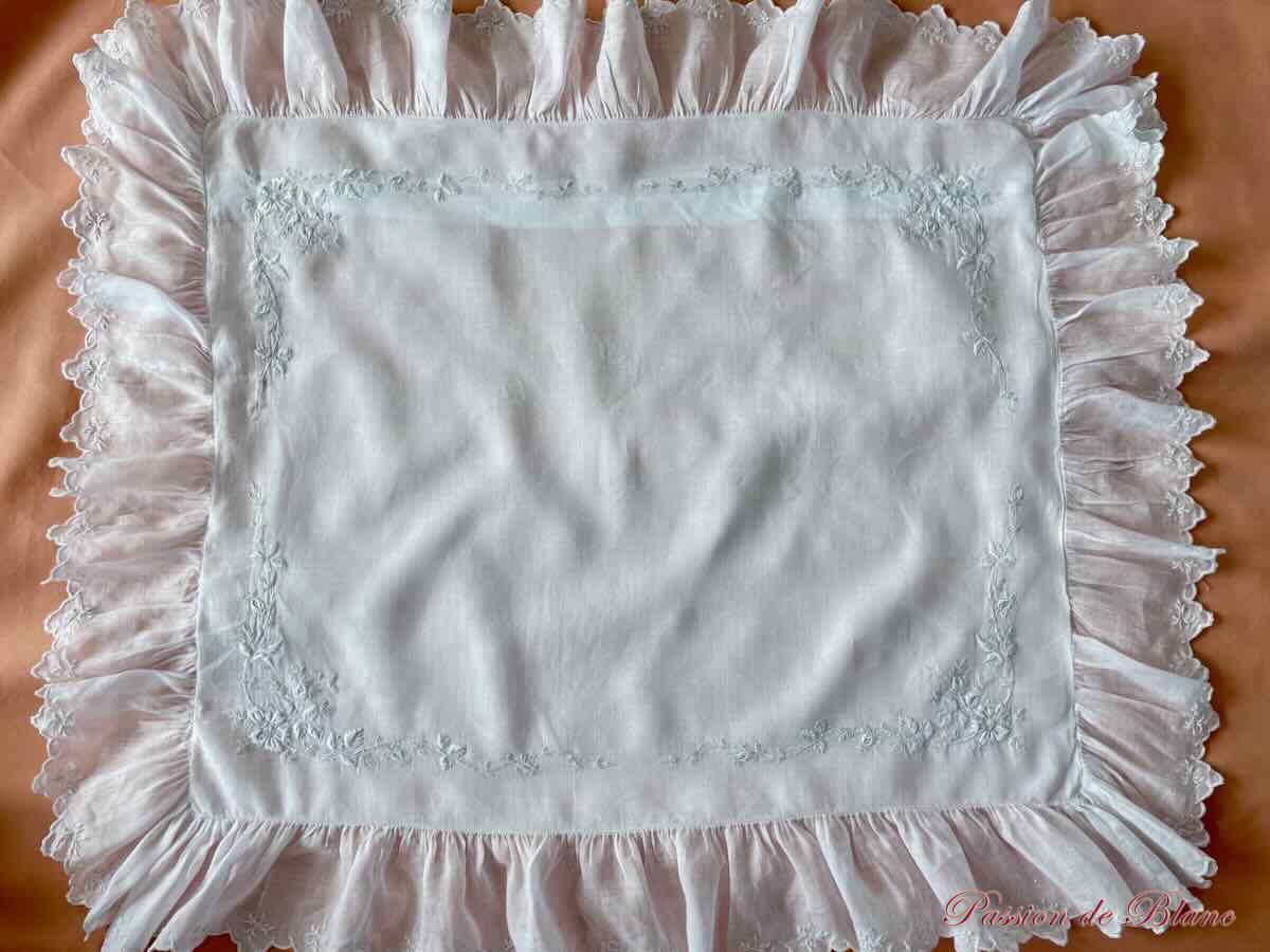 Merveilleuses taies d'apparat en linon richement brodées, festonnées – Image 6