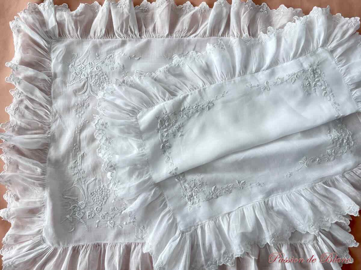 Merveilleuses taies d'apparat en linon richement brodées, festonnées – Image 9
