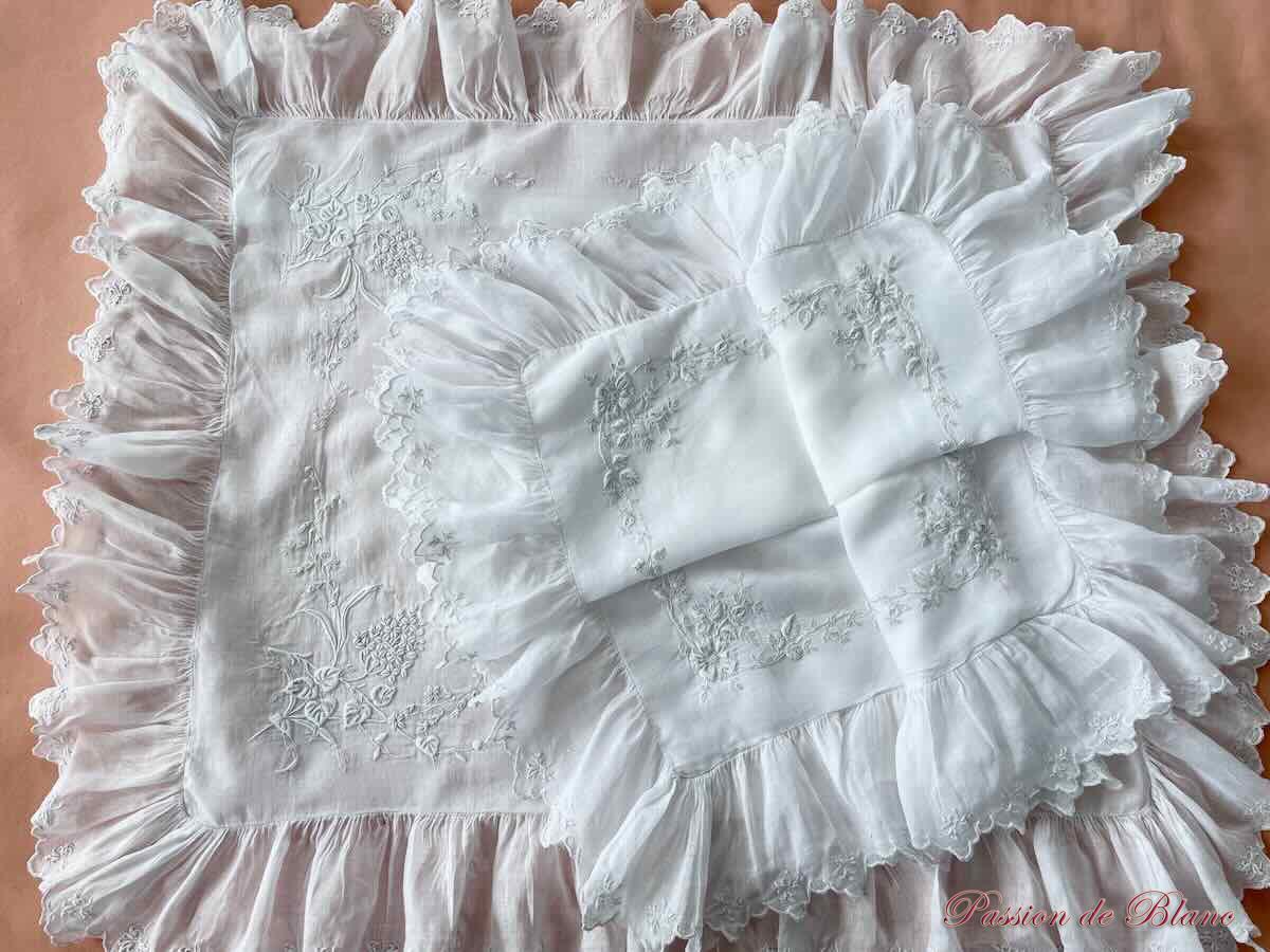 Merveilleuses taies d'apparat en linon richement brodées, festonnées – Image 7