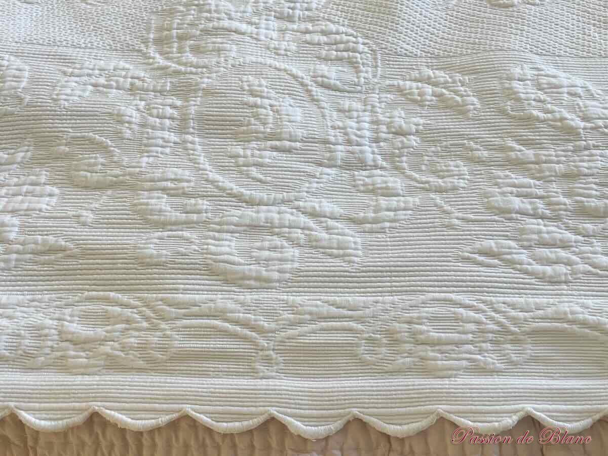 Superbe couverture festonnée main sur quatre côtés en piqué plat avec beaux motifs – Image 10
