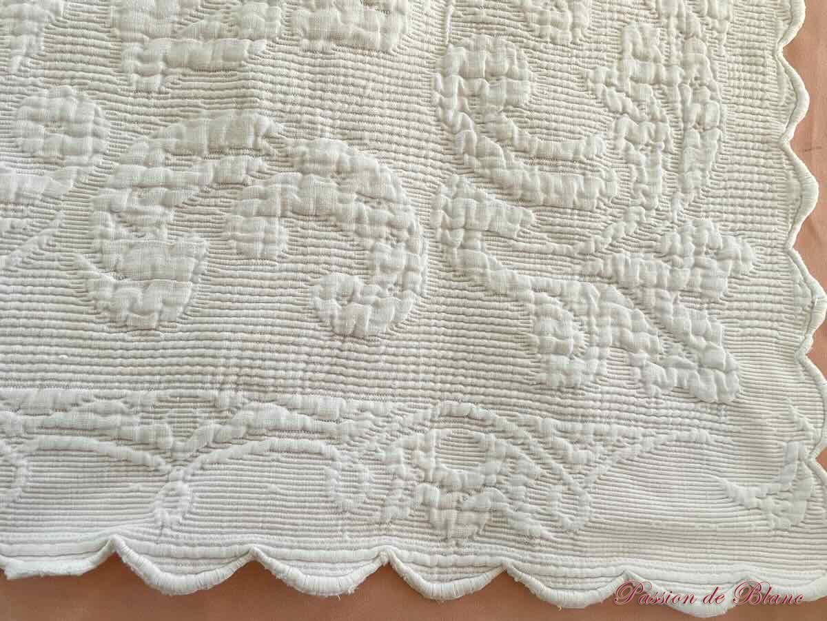 Couverture piqué plat festonnée