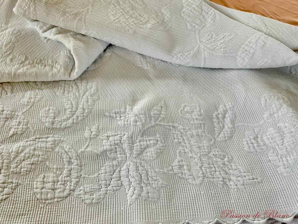Superbe couverture festonnée main sur quatre côtés en piqué plat avec beaux motifs – Image 9