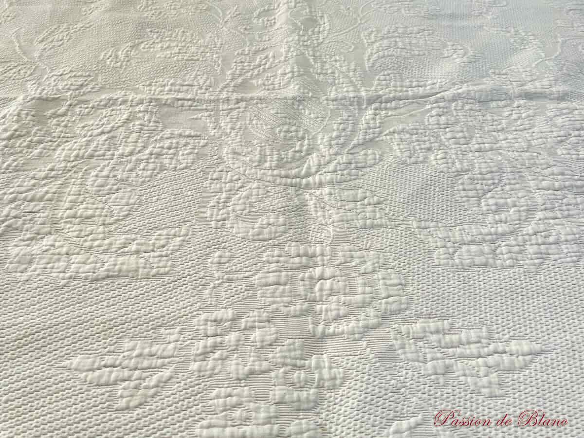 Superbe couverture festonnée main sur quatre côtés en piqué plat avec beaux motifs – Image 6
