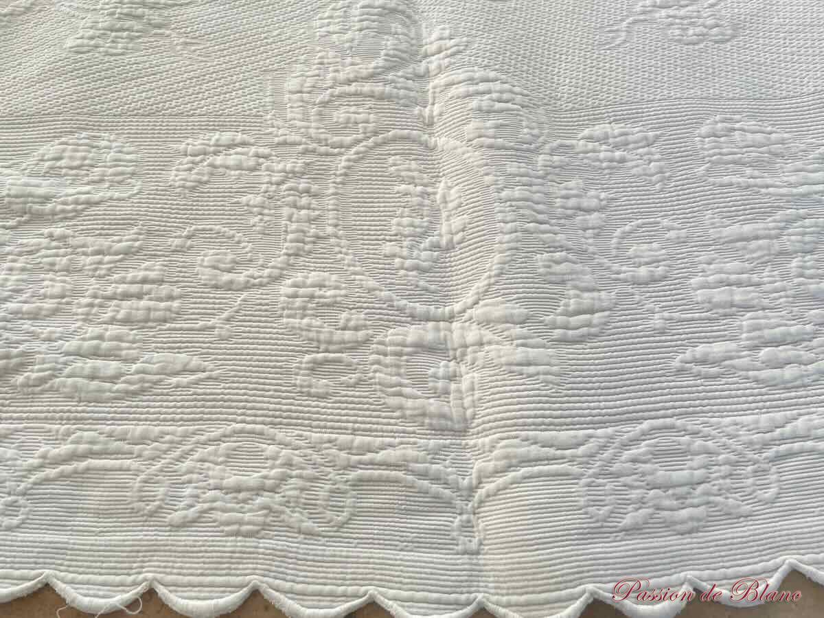 Superbe couverture festonnée main sur quatre côtés en piqué plat avec beaux motifs – Image 7