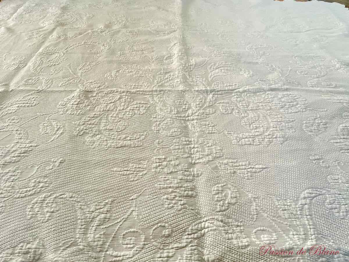 Superbe couverture festonnée main sur quatre côtés en piqué plat avec beaux motifs – Image 4