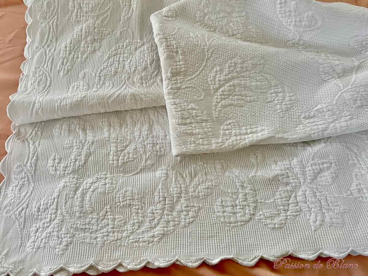 Couverture piqué plat festonnée