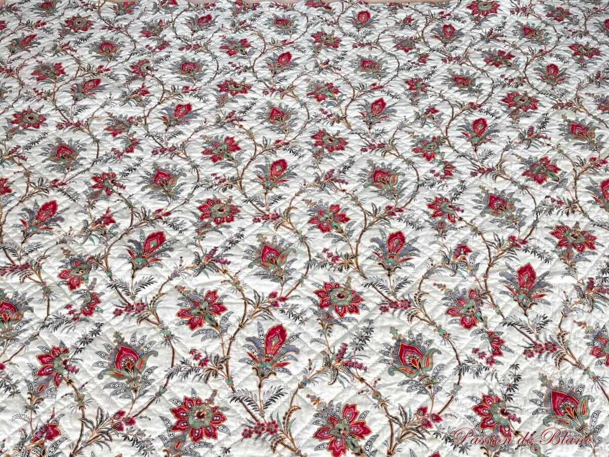 Belle couverture piquée main: une face avec beaux motifs fleuris, l'autre unie blanc cassé – Image 3