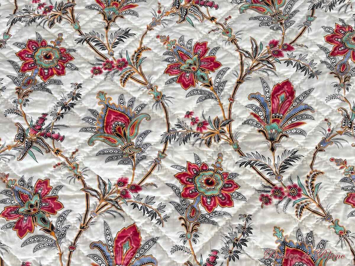 Belle couverture piquée main: une face avec beaux motifs fleuris, l'autre unie blanc cassé – Image 7