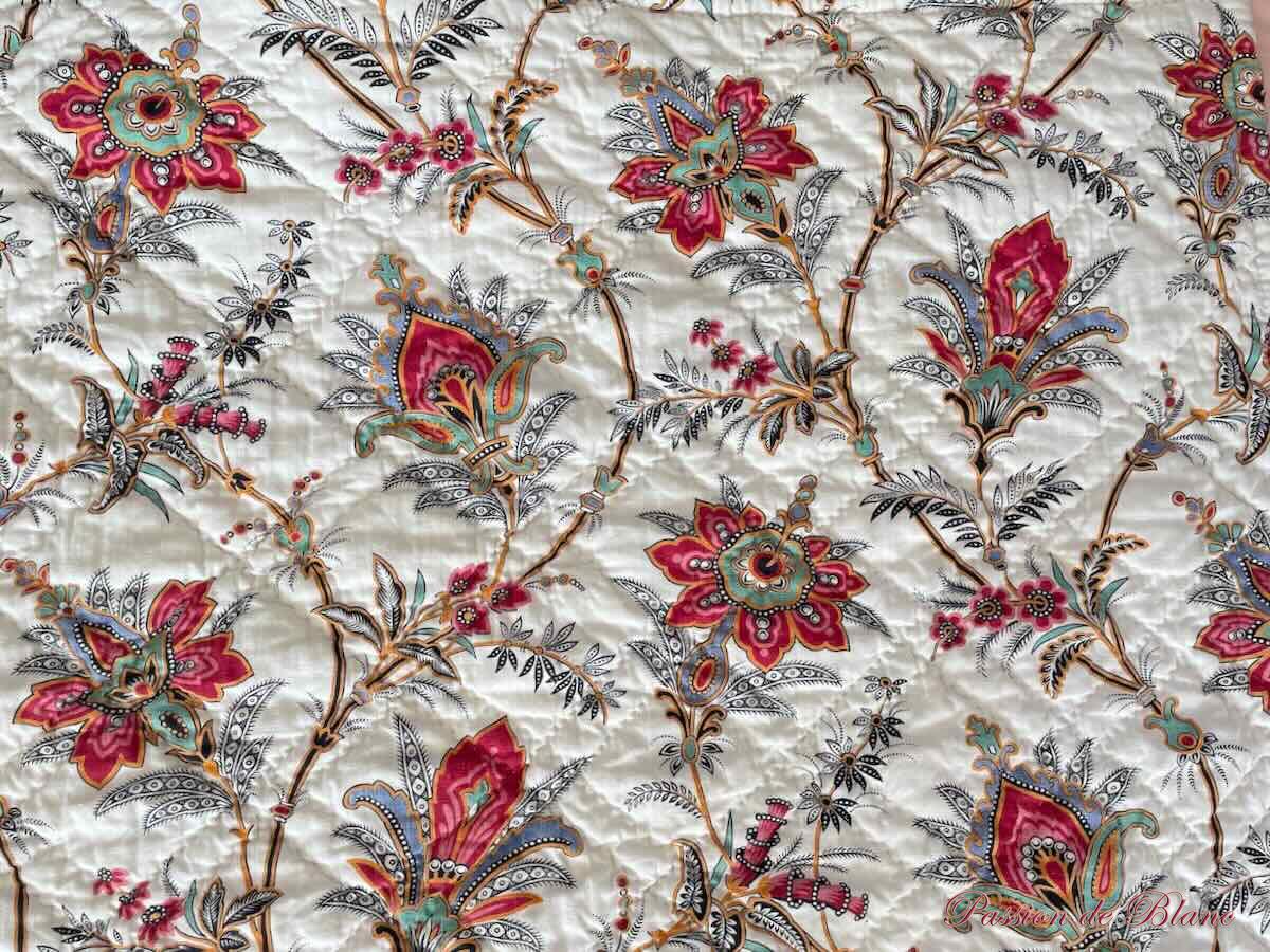 Belle couverture piquée main: une face avec beaux motifs fleuris, l'autre unie blanc cassé – Image 2
