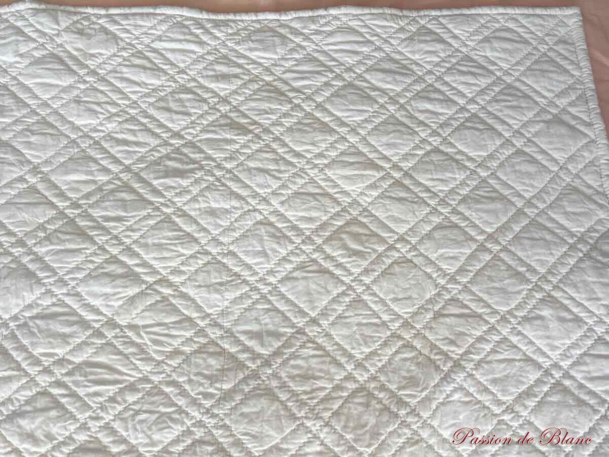 Belle couverture piquée main: une face avec beaux motifs fleuris, l'autre unie blanc cassé – Image 4