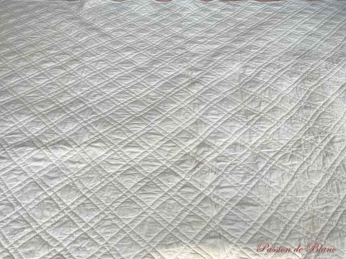 Belle couverture piquée main: une face avec beaux motifs fleuris, l'autre unie blanc cassé – Image 5