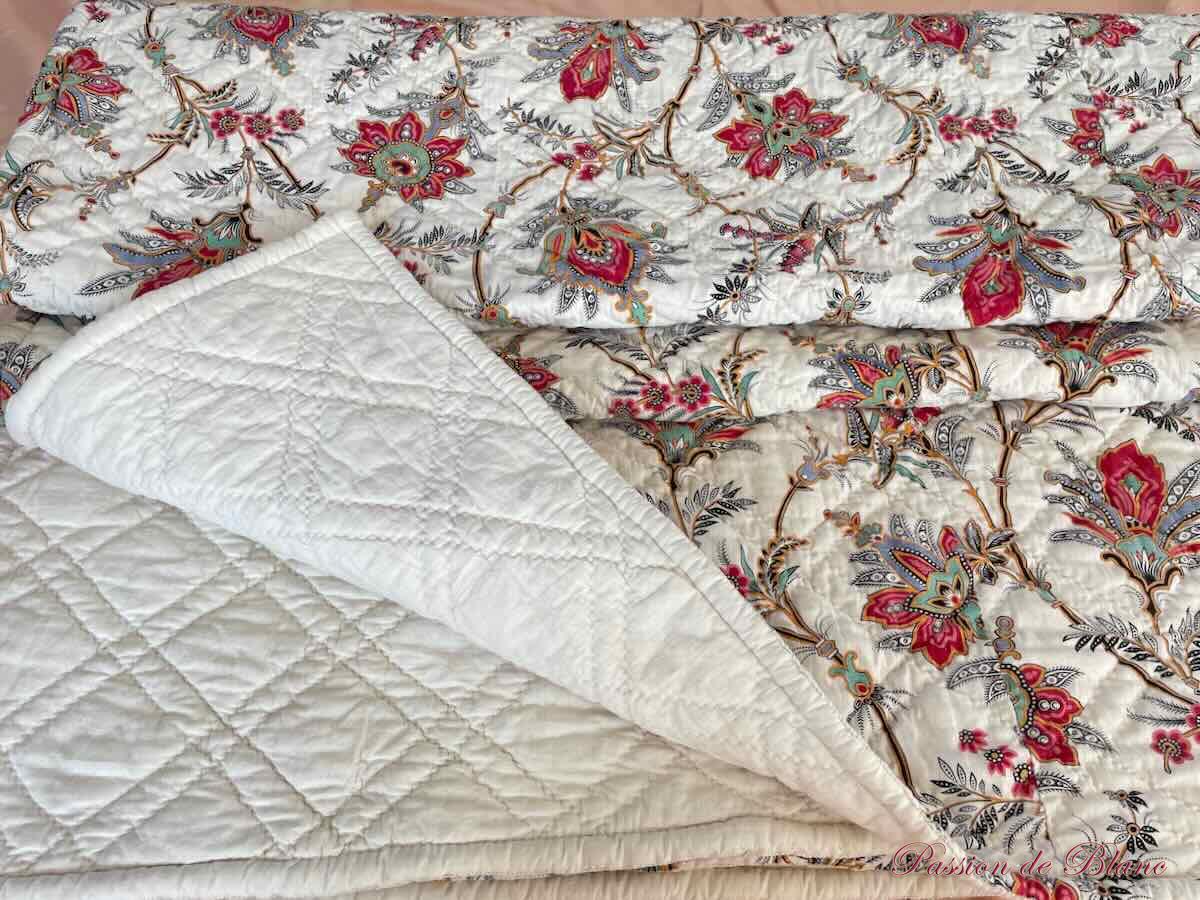 Belle couverture piquée main: une face avec beaux motifs fleuris, l'autre unie blanc cassé – Image 6