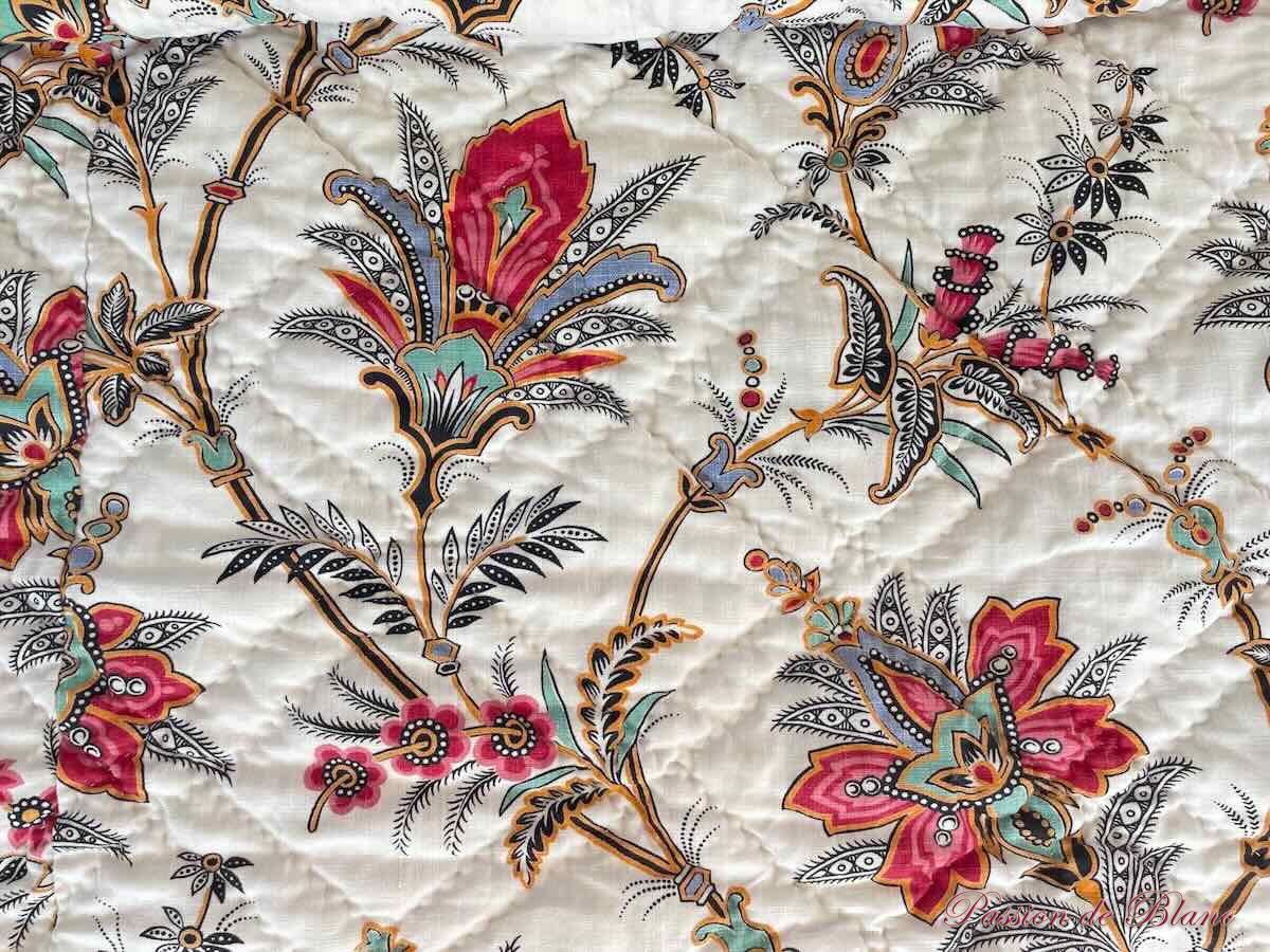 Belle couverture piquée main: une face avec beaux motifs fleuris, l'autre unie blanc cassé – Image 10