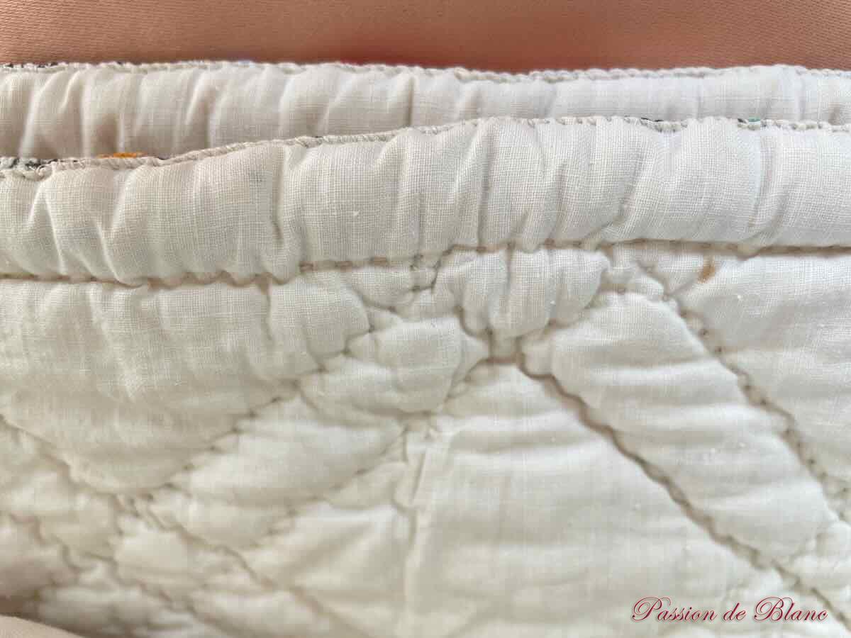 Belle couverture piquée main: une face avec beaux motifs fleuris, l'autre unie blanc cassé – Image 9