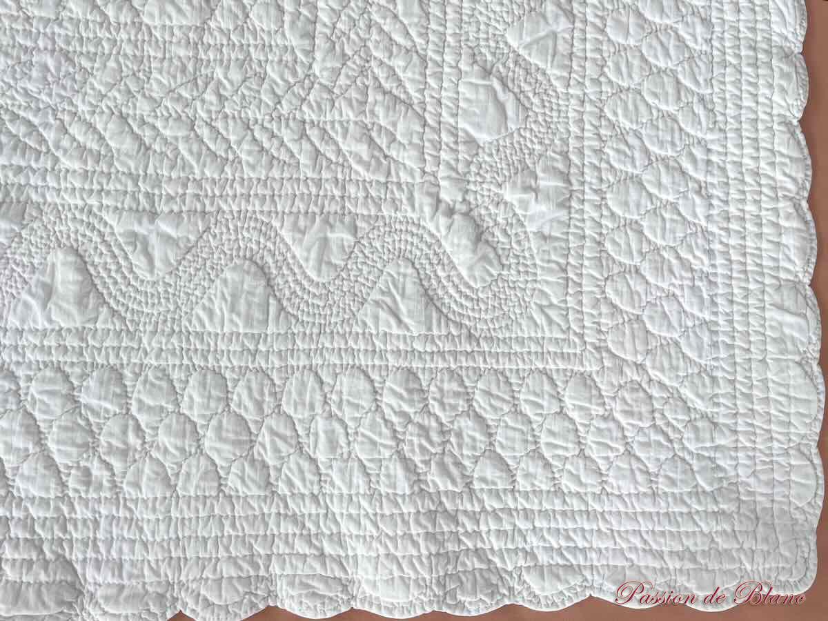 Belle courtepointe blanche festonnée, beau piquage main – Image 7