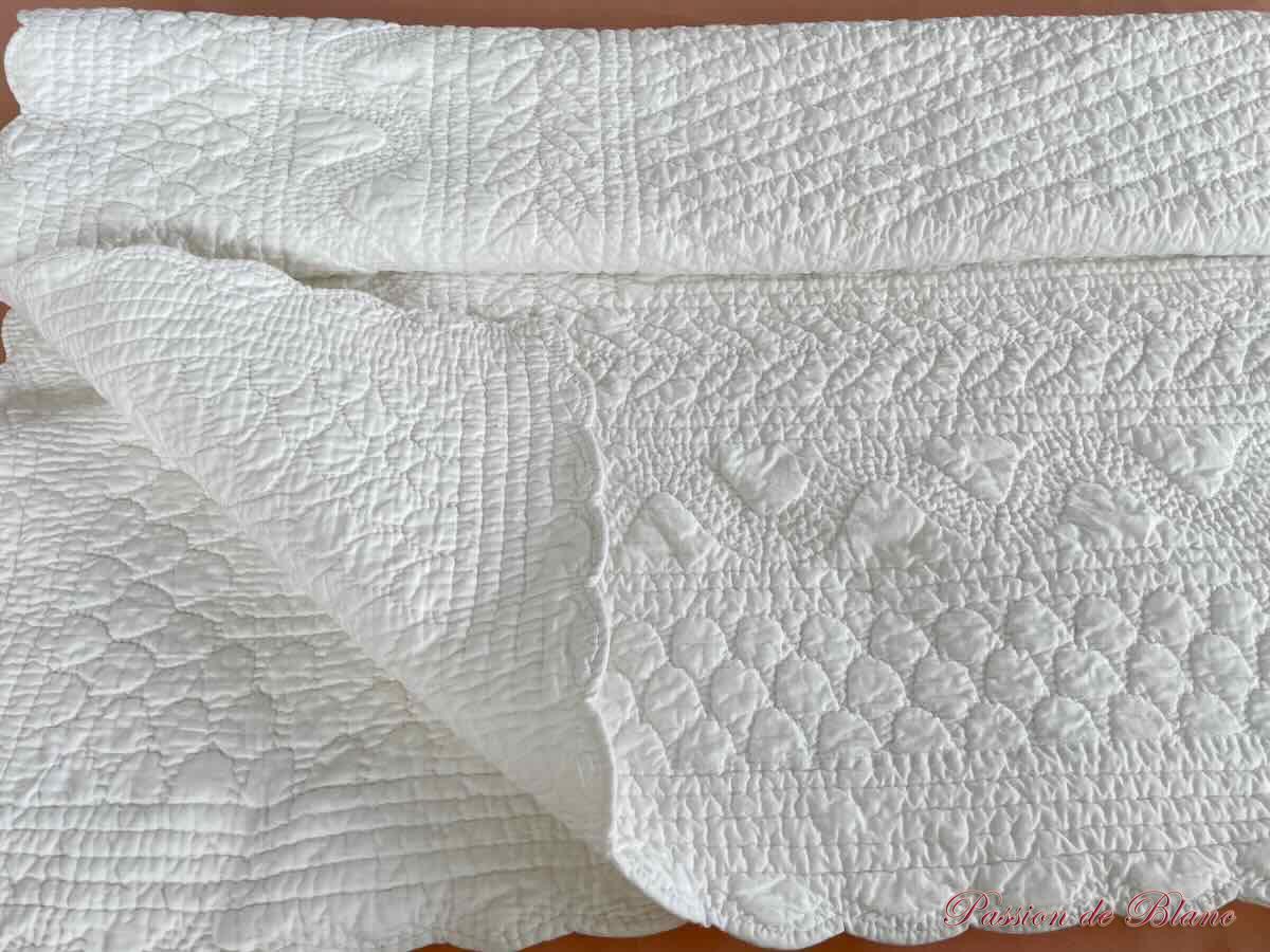 Belle courtepointe blanche festonnée, beau piquage main – Image 6