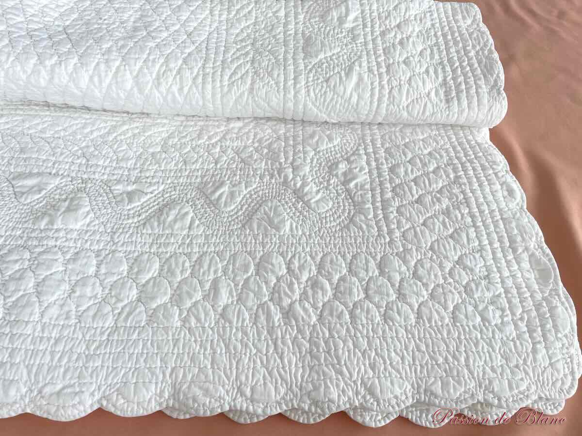 Belle courtepointe blanche festonnée, beau piquage main – Image 5