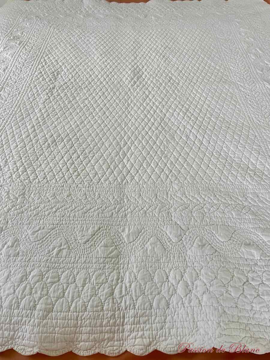 Belle courtepointe blanche festonnée, beau piquage main – Image 4