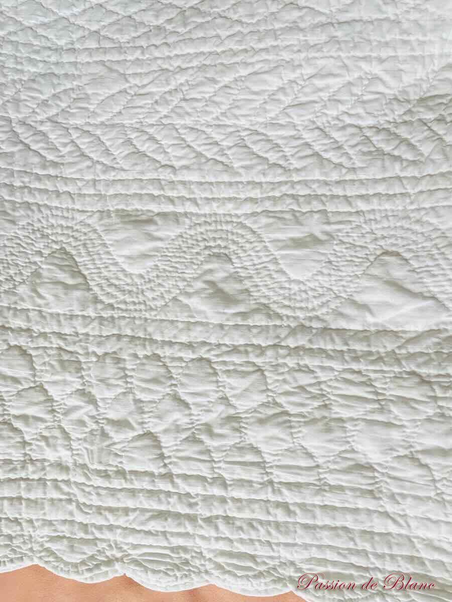 Belle courtepointe blanche festonnée, beau piquage main – Image 2