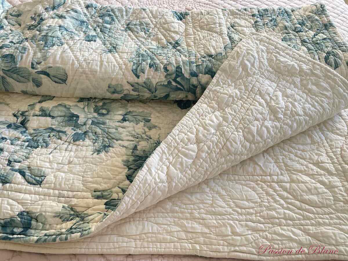 Rare grande ouverture Piquée XIXe siècle : une face avec motifs fleuris sur fond bleu-vert. – Image 4