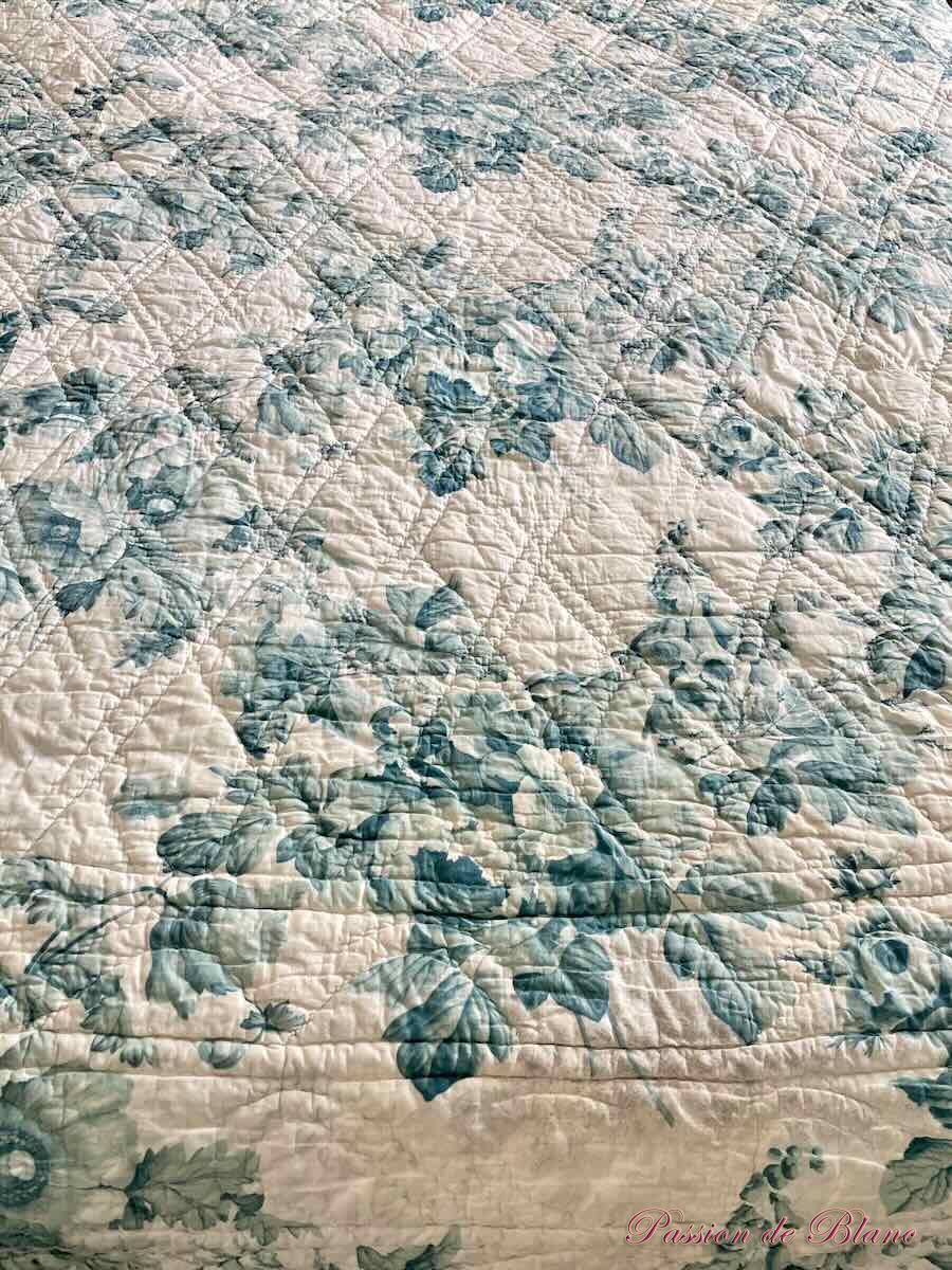 Rare grande ouverture Piquée XIXe siècle : une face avec motifs fleuris sur fond bleu-vert. – Image 3