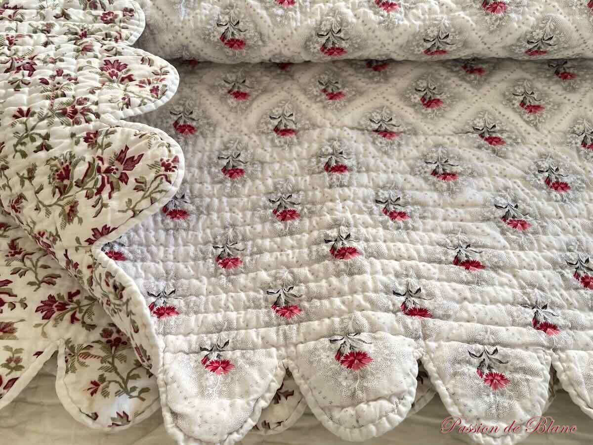 Belle courtepointe Piquée Main, Festonnée: Double Face Avec Motifs Fleuris, Provençaux – Image 4