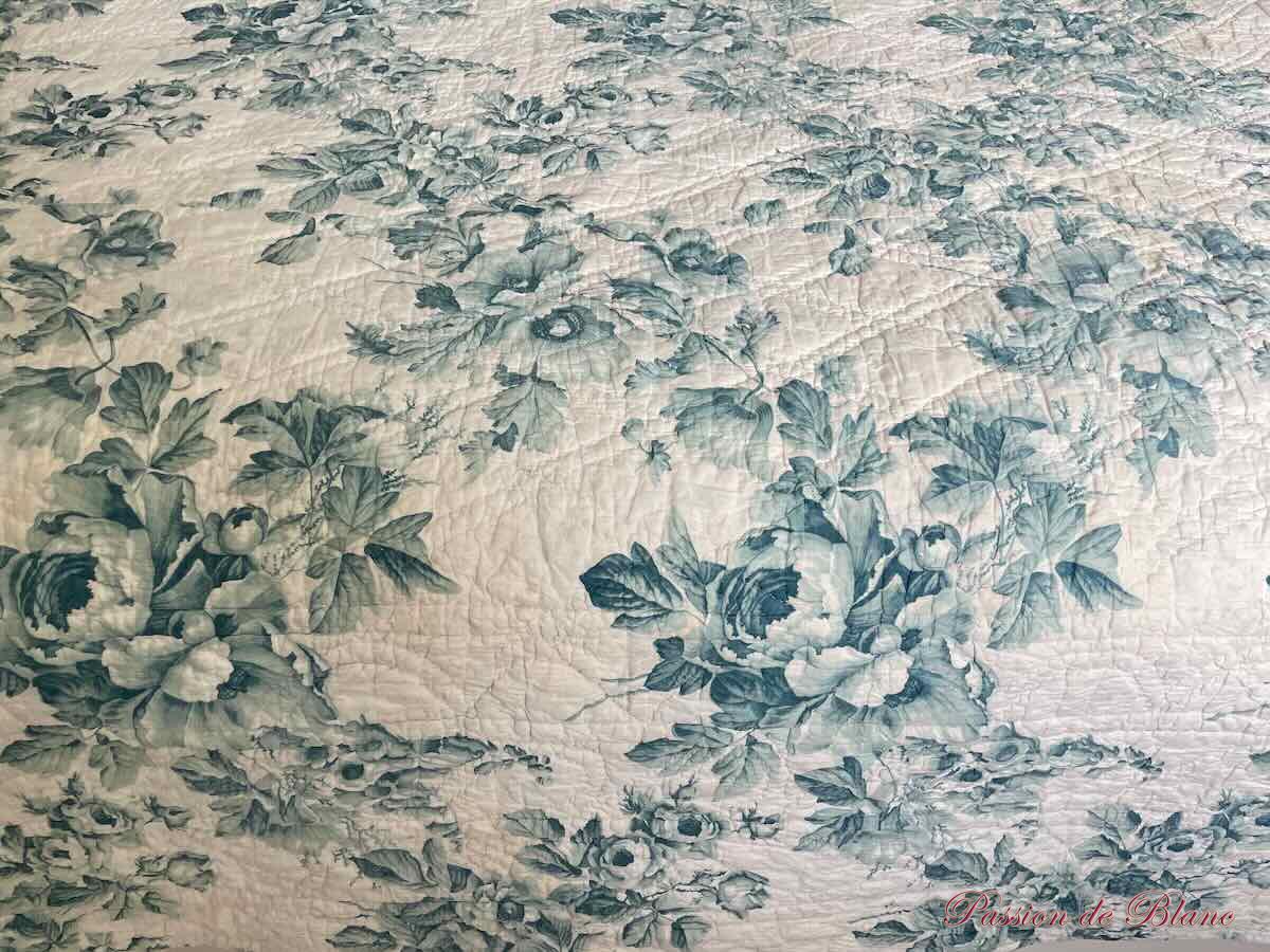 Rare grande ouverture Piquée XIXe siècle : une face avec motifs fleuris sur fond bleu-vert. – Image 2