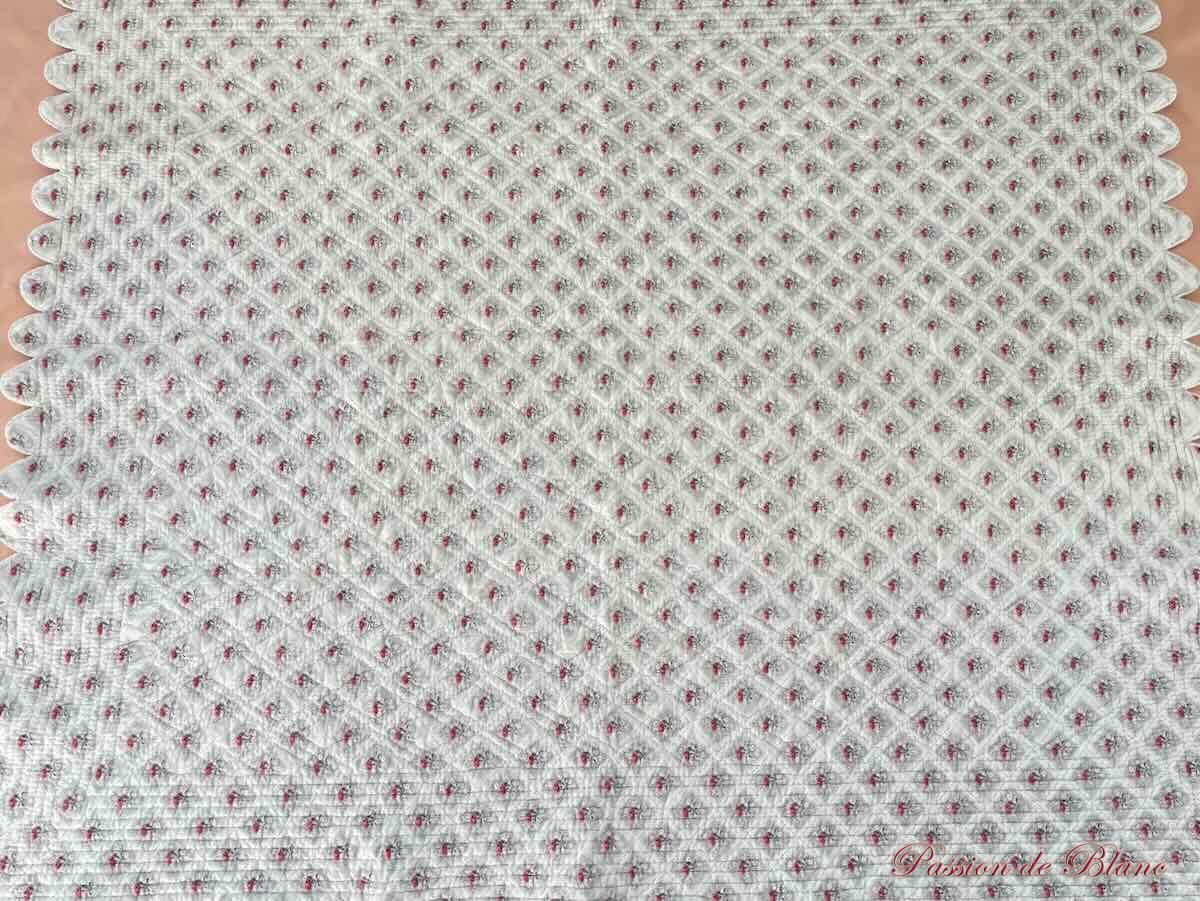 Belle courtepointe Piquée Main, Festonnée: Double Face Avec Motifs Fleuris, Provençaux – Image 3