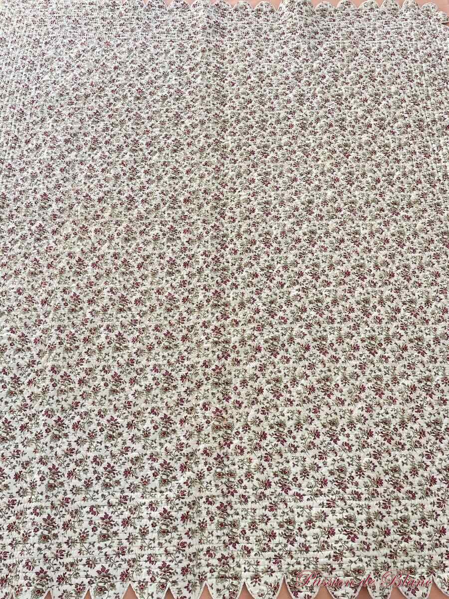 Belle courtepointe Piquée Main, Festonnée: Double Face Avec Motifs Fleuris, Provençaux – Image 2