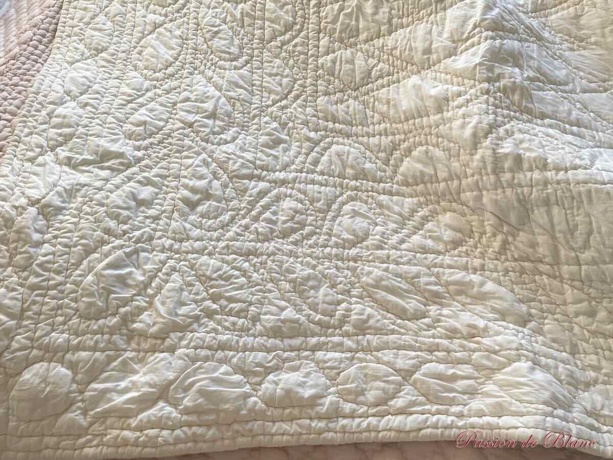 Rare grande ouverture Piquée XIXe siècle : une face avec motifs fleuris sur fond bleu-vert. – Image 12