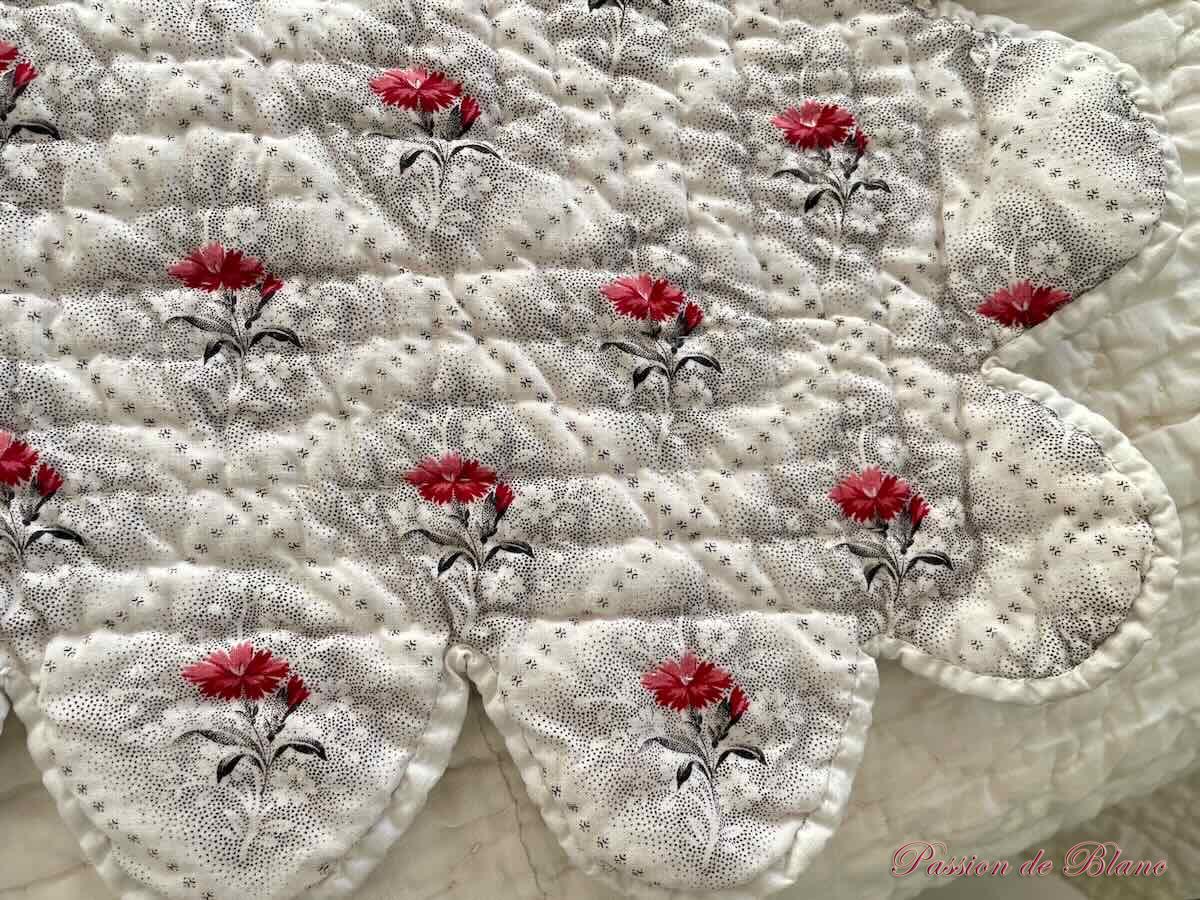 Belle courtepointe Piquée Main, Festonnée: Double Face Avec Motifs Fleuris, Provençaux – Image 13