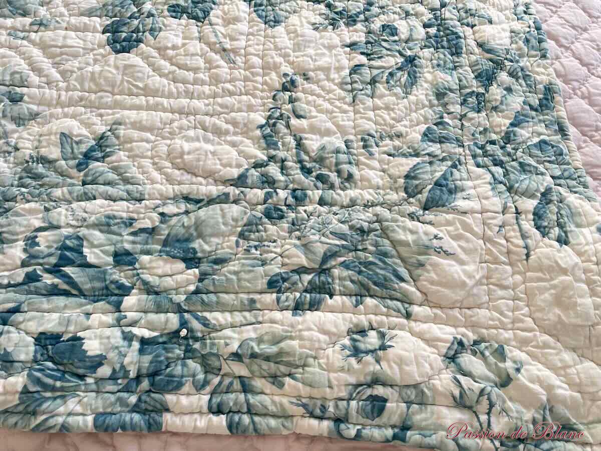 Rare grande ouverture Piquée XIXe siècle : une face avec motifs fleuris sur fond bleu-vert. – Image 11