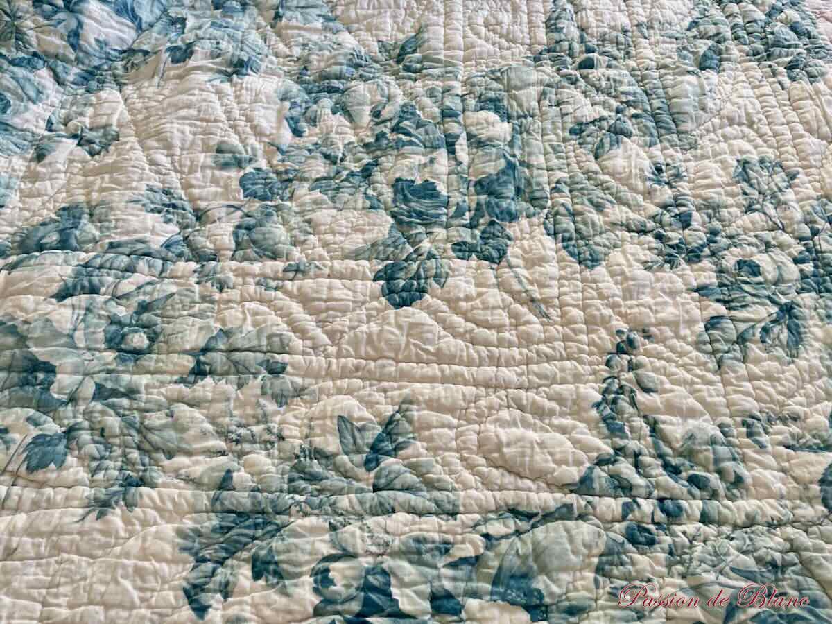 Rare grande ouverture Piquée XIXe siècle : une face avec motifs fleuris sur fond bleu-vert. – Image 10