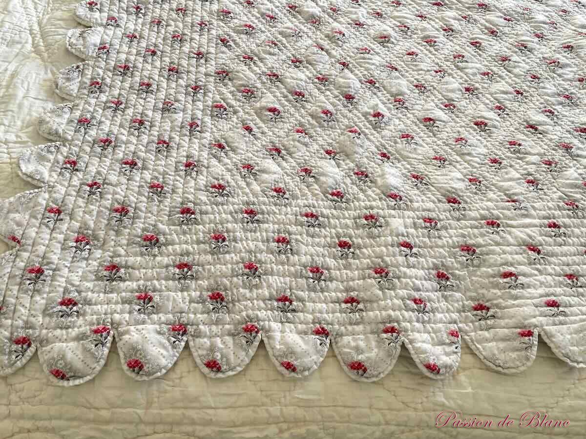 Belle courtepointe Piquée Main, Festonnée: Double Face Avec Motifs Fleuris, Provençaux – Image 11