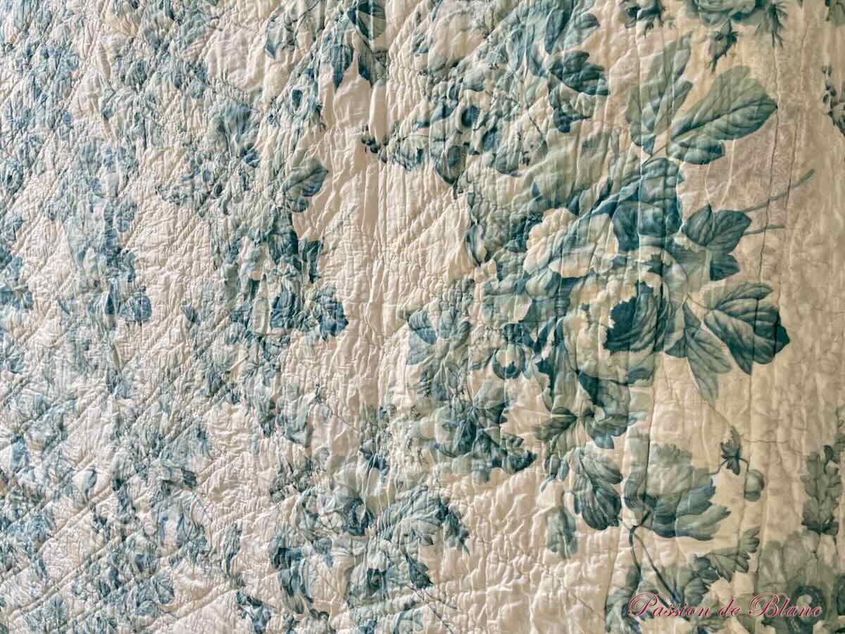 Rare grande ouverture Piquée XIXe siècle : une face avec motifs fleuris sur fond bleu-vert. – Image 9