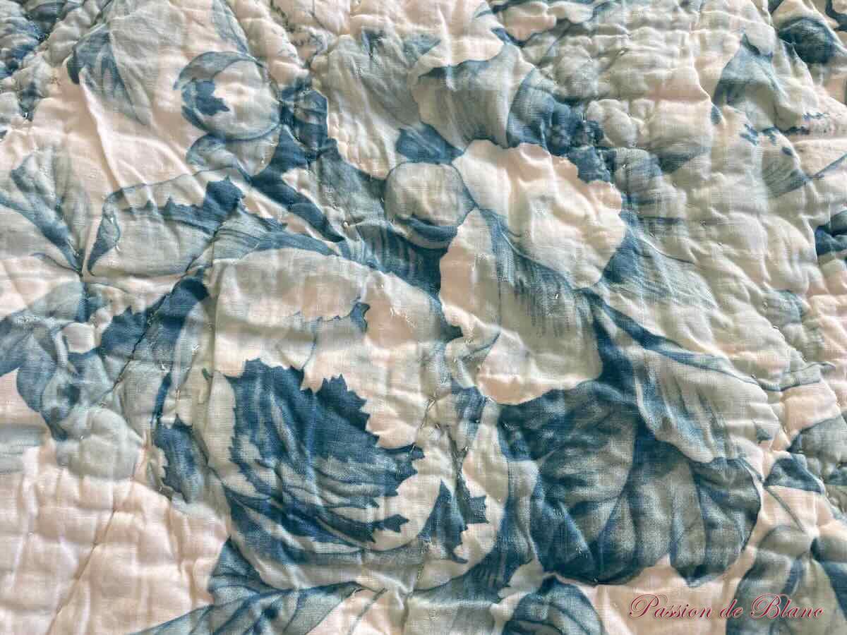 Rare grande ouverture Piquée XIXe siècle : une face avec motifs fleuris sur fond bleu-vert. – Image 8