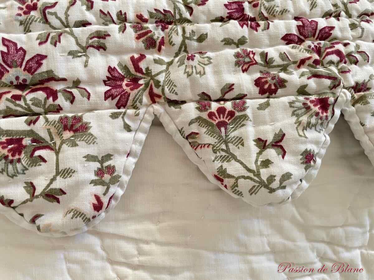 Belle courtepointe Piquée Main, Festonnée: Double Face Avec Motifs Fleuris, Provençaux – Image 9