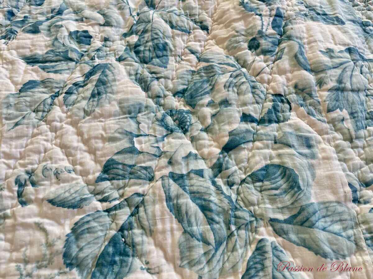 Rare grande ouverture Piquée XIXe siècle : une face avec motifs fleuris sur fond bleu-vert. – Image 7