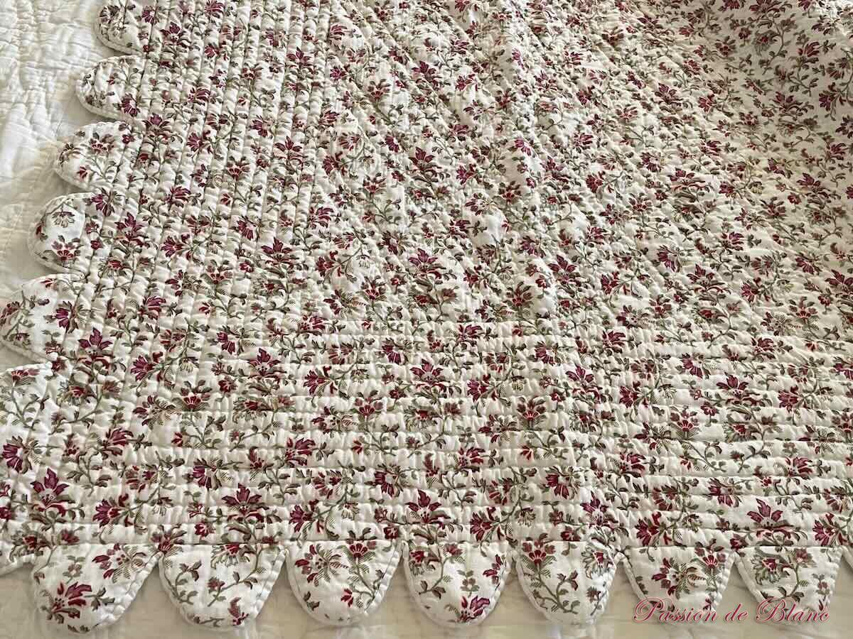 Belle courtepointe Piquée Main, Festonnée: Double Face Avec Motifs Fleuris, Provençaux – Image 8